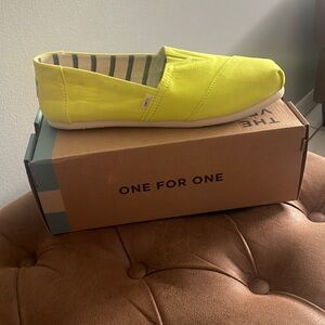 Neon yellow TOMS